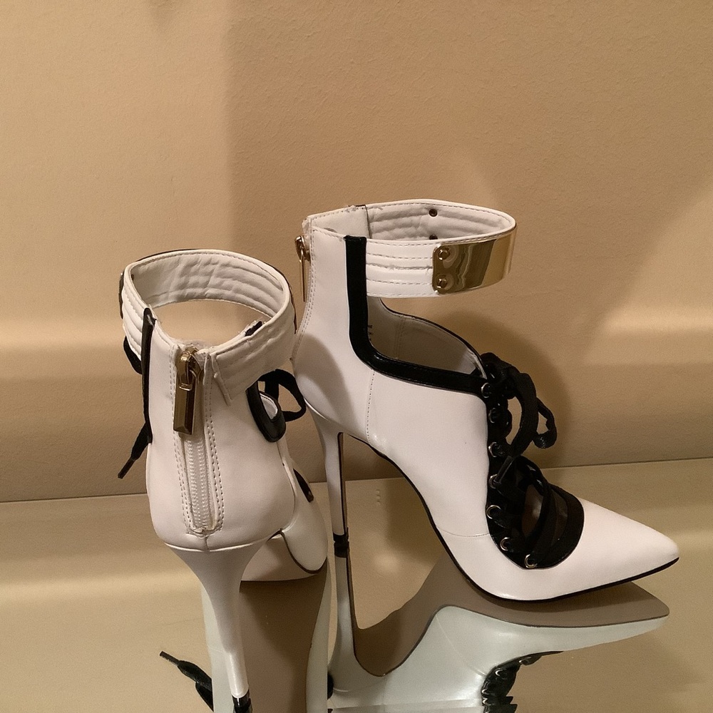 Shoe dazzle Yana black and white lace up shoe booties, size 7